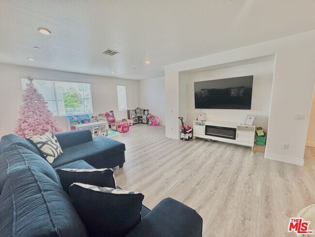 Building Photo - 14412 Kiwi Ln