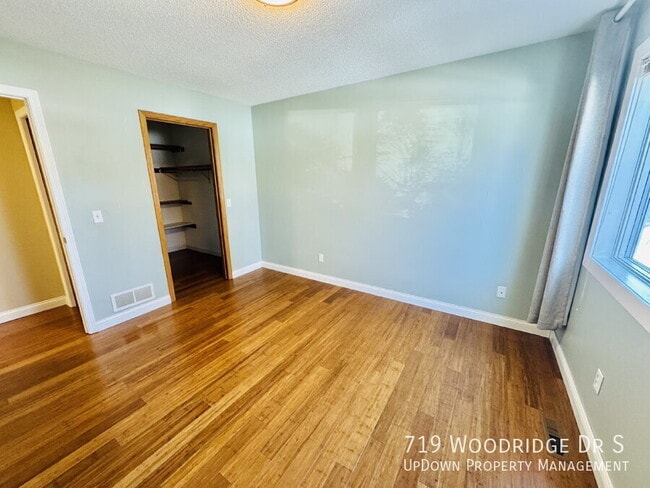 Building Photo - 719 Woodridge Dr S