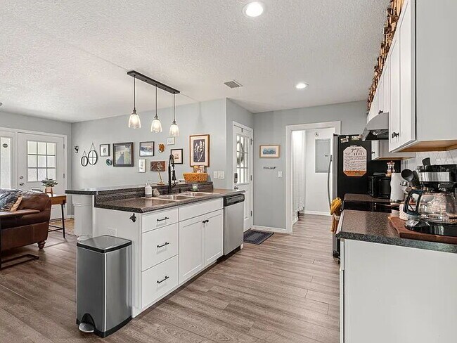 Building Photo - Beautifully updated 3 bedroom, 2 bath home.