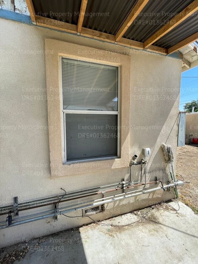 Building Photo - 3 bedroom/ 1 bathroom house located near Airport Dr/ Norris Rd