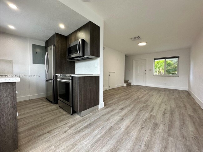 Building Photo - 913 NE 17th St