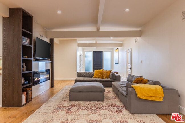 Building Photo - 7473 Mulholland Dr