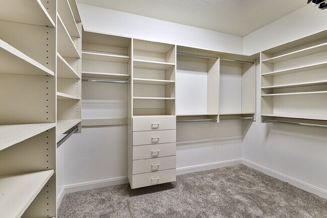 Building Photo - 2478 E Springs Dr