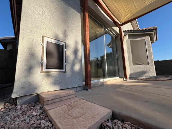 Building Photo - 910 N Swan Dr