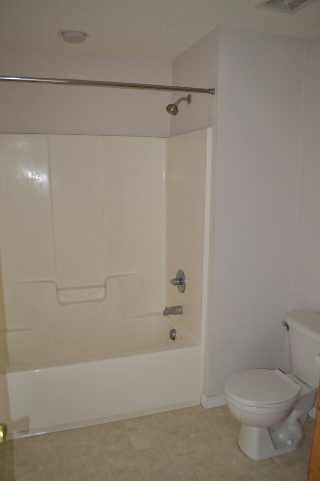 Building Photo - Apartment For Rent