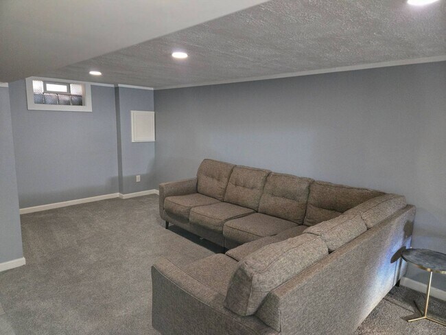 Building Photo - Charming 5-Bedroom Property in Prime Location