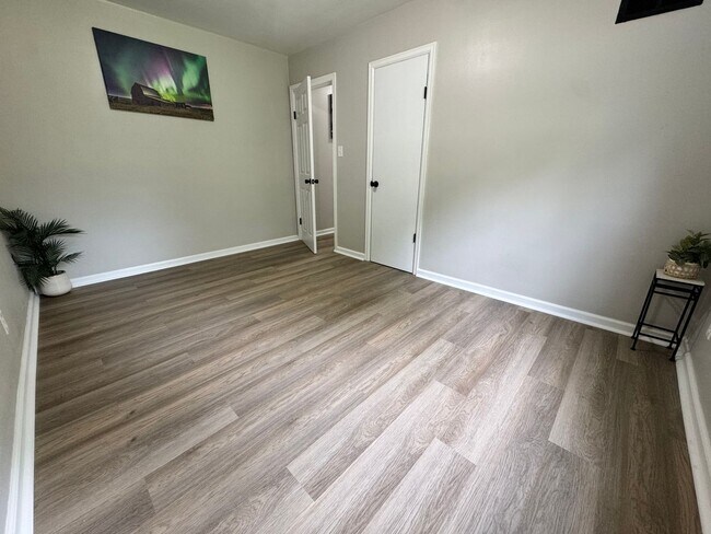 Building Photo - Remodeled 3 bed, 1 bath home for rent in Waterloo