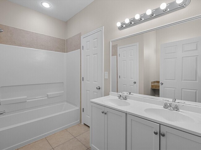 Building Photo - 533 12th St