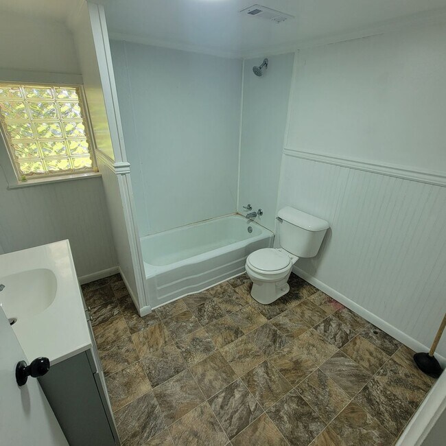Building Photo - 3/1-Livingston City Limits-Finished Attic ...
