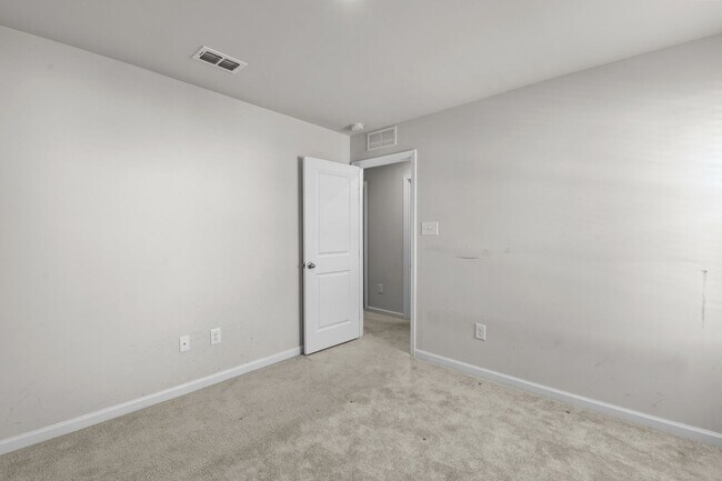 Building Photo - YORK COUNTY 4Bdrm w/Fenced BCKYD.