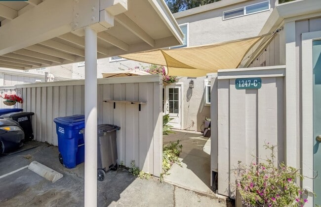 Building Photo - 2 Story 2bd/1.5ba  Townhouse near Commute ...