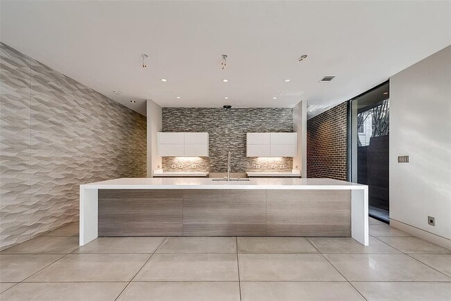 Building Photo - "Luxurious 3-Bed Oasis with 5 Full Baths in Prime Dallas Location - 4,666 Sq Ft of Elegance!"