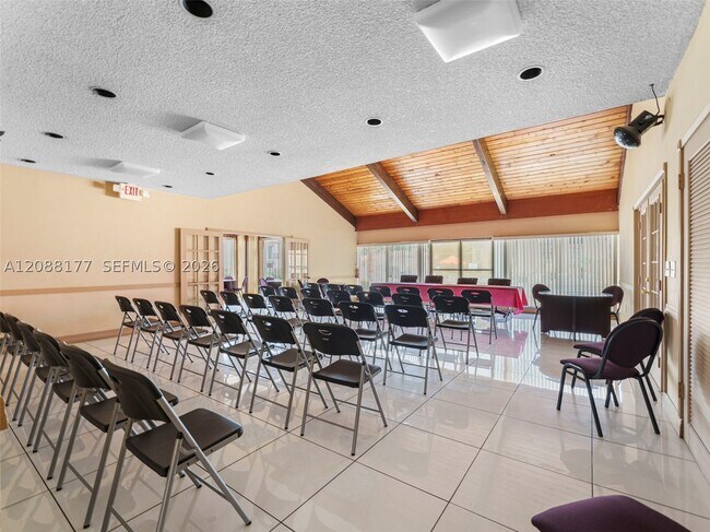 Building Photo - 7170 Fairway Dr
