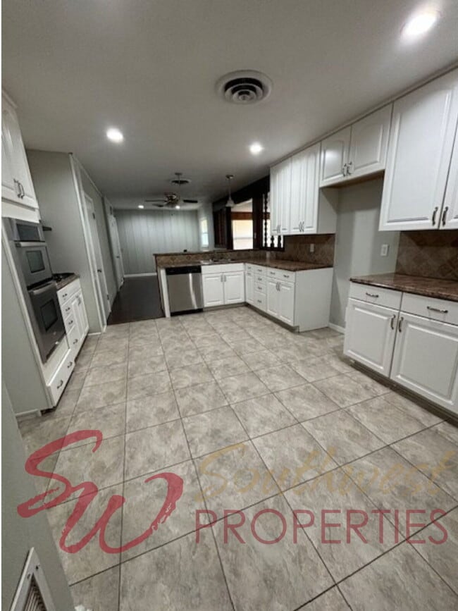 Building Photo - Spacious, bright updated 4 bedroom 3 bath close to campus!!