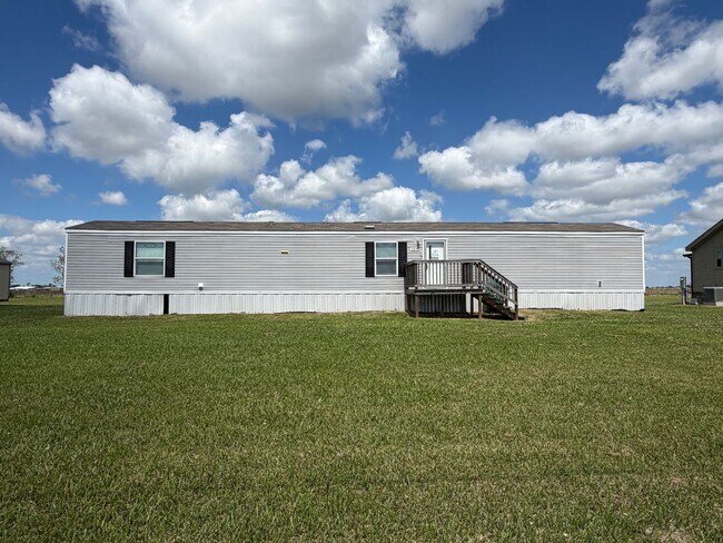 Building Photo - Spacious Mobile Home-large yard