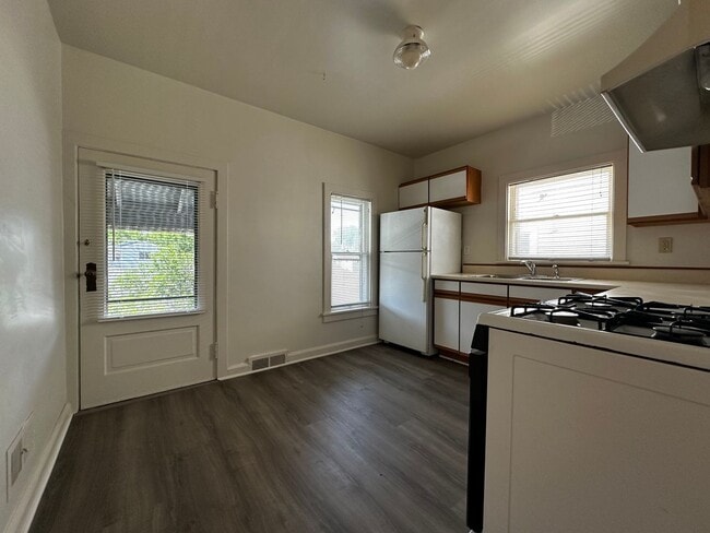 Building Photo - 337 N Maple Ave
