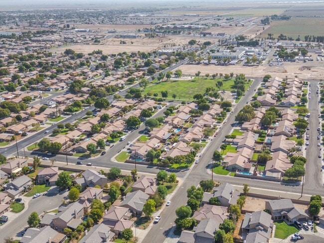 Building Photo - Stunning 4-Bedroom Home for Rent in Brawley!