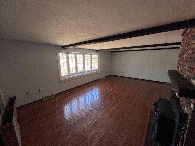 Building Photo - 33 Meadowbrook Dr