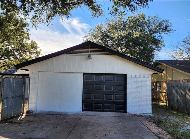 Building Photo - 10525 Big Thicket Dr