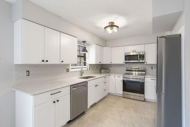 Building Photo - NEWLY REMODELED HOME | 3 Bedroom | 2 Bath ...