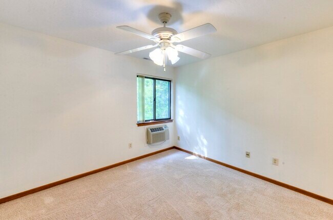 Building Photo - 340 Sunderland Rd