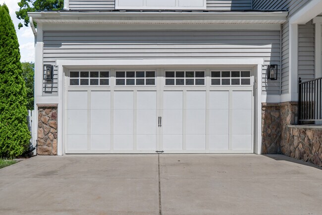 Building Photo - 16848 White Daisy Loop