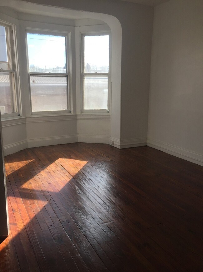 Building Photo - 5 Bedroom Home For Rent! York City SD