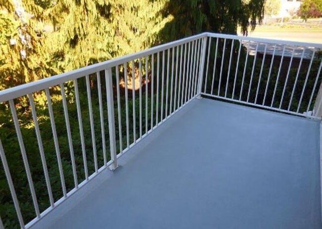 Building Photo - Amazing Condo  End Unit!