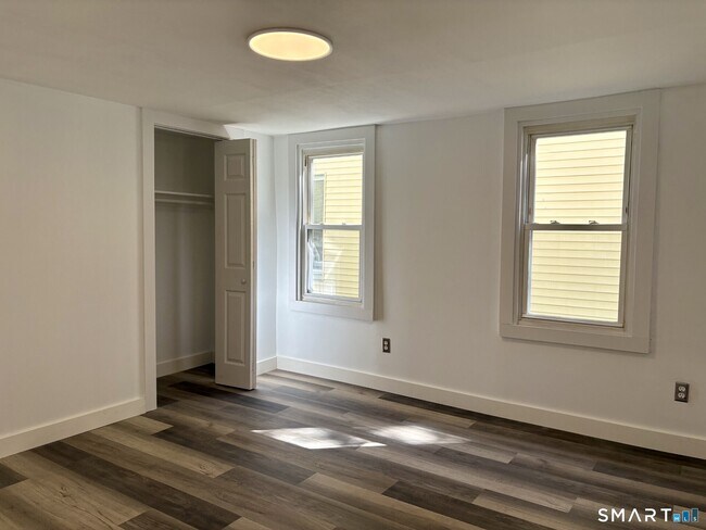 Building Photo - 331 Munson St