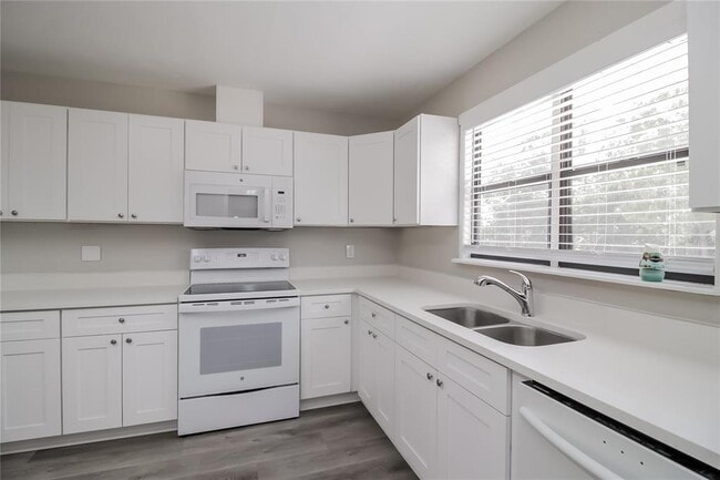 Building Photo - 1198 S Golf Lake Dr