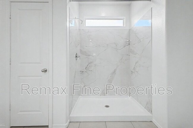 Building Photo - 15543 W Desert Hollow Dr