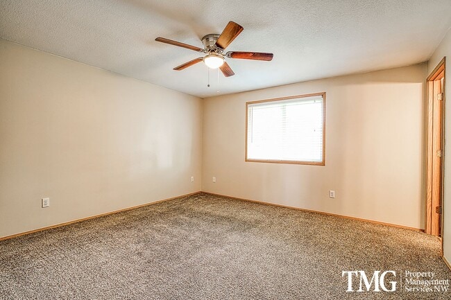Building Photo - Large Ranch-style home with 3 Bed 2 Bath i...