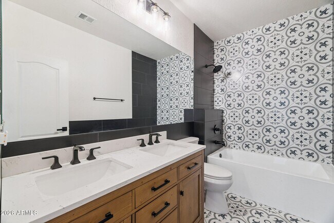 Building Photo - 2732 E Hillery Dr