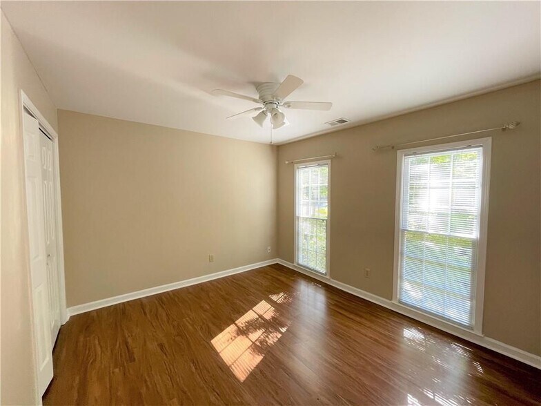 Building Photo - 10730 Pinewalk Forest Cir