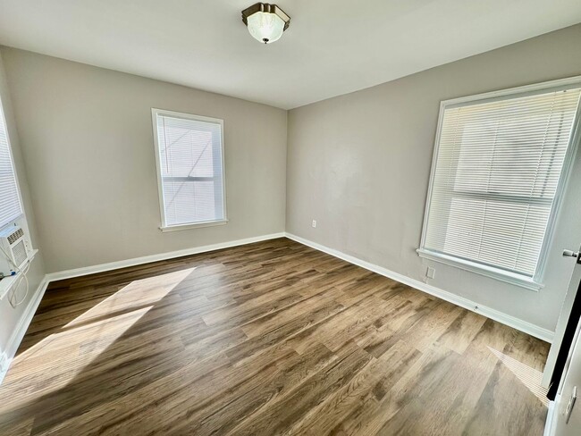 Building Photo - Spacious 3 bed/1 bath rental - Available Now!