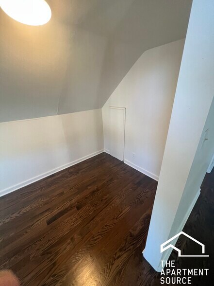 Building Photo - 3135 N Oakley Ave