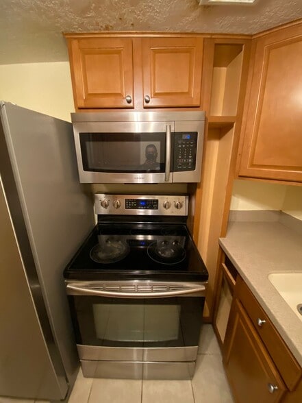 Oven and new microwave - 908 Lake Destiny Rd