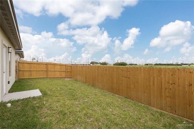 Building Photo - 21 Violet Ave W