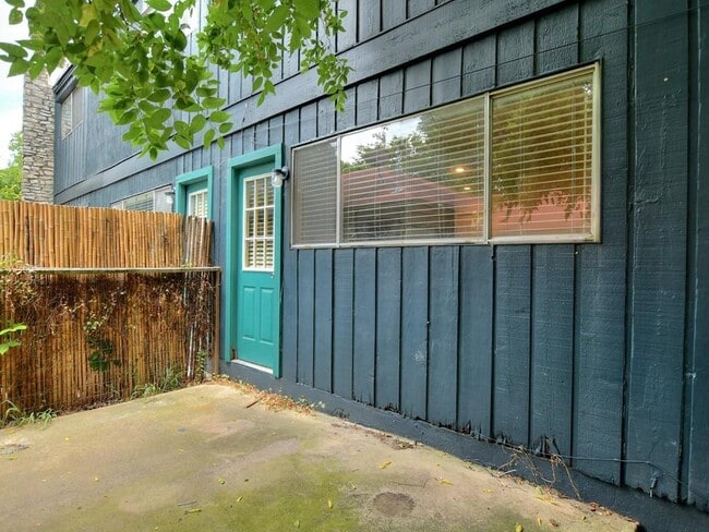 Building Photo - 604 Franklin Blvd