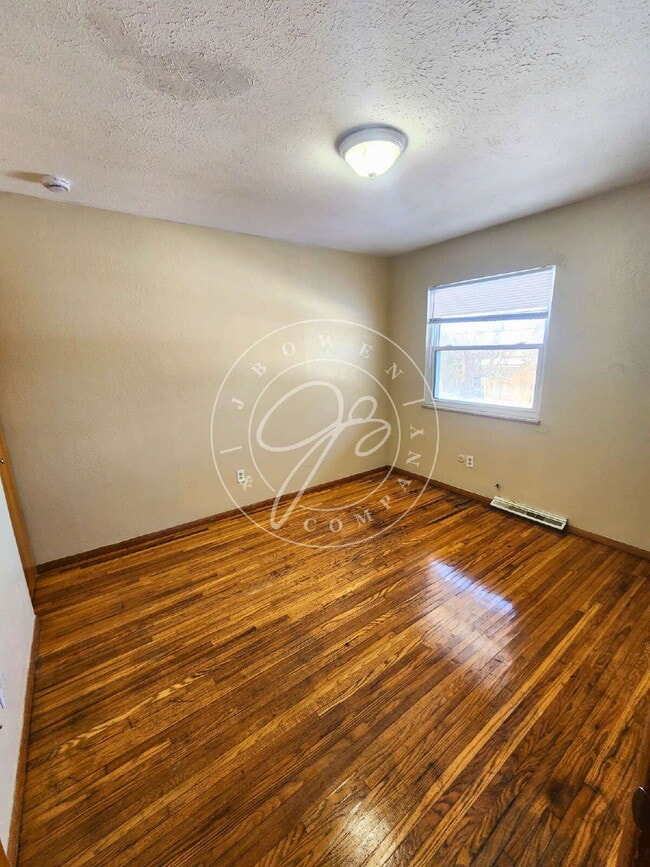 Building Photo - Spacious 2 bed 1 bath- 2 story home. Already passed Section 8 Inspection!