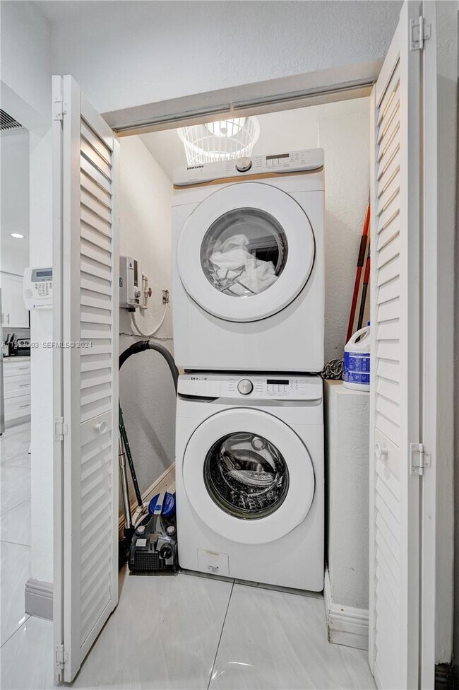 Building Photo - 218 SE 4th St