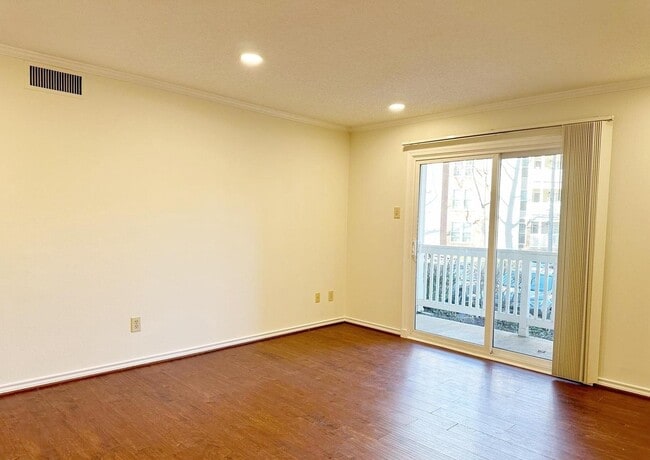 Building Photo - 1523 Lincoln Way