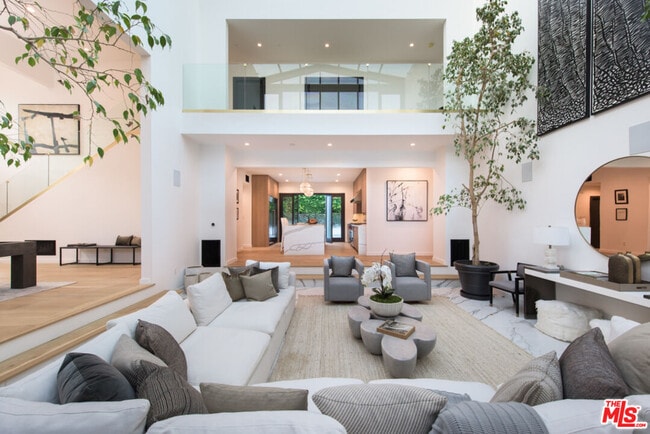 Building Photo - 1378 N Doheny Dr