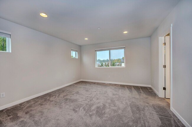 Building Photo - 5 bed 2 bath In Marysville