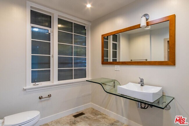 Building Photo - 619 N Rodeo Dr
