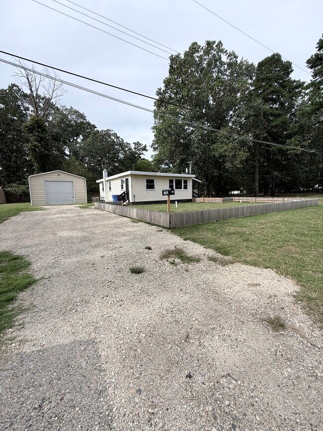 Building Photo - 2502 Range Rd