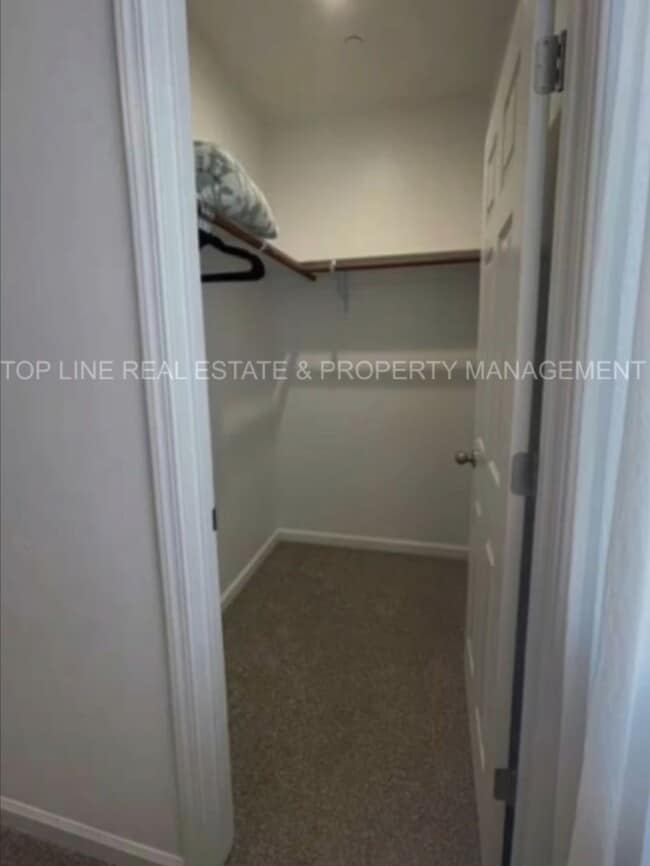 Building Photo - 2 Private rooms one bath For rent NW Visalia