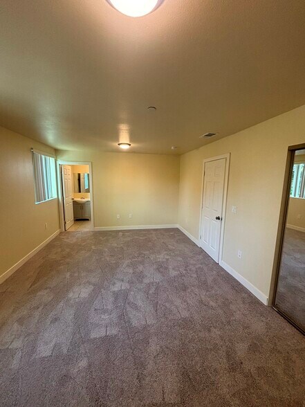 Building Photo - 213 W 82nd St