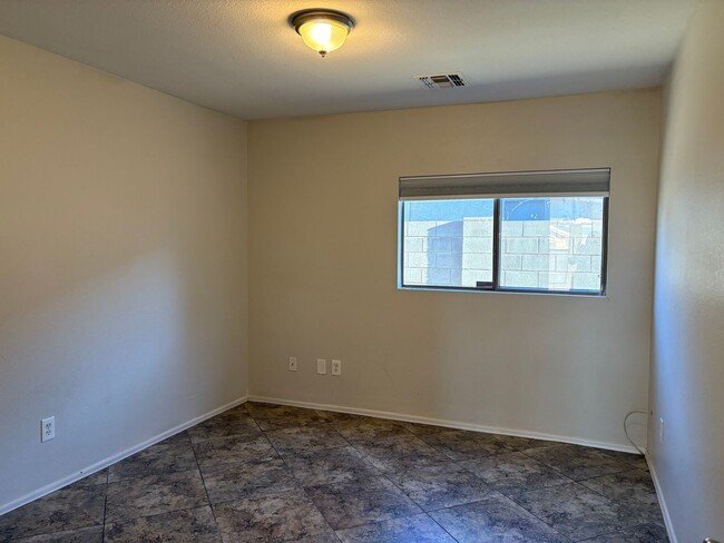 Building Photo - 3 bed, 2 bath, diagonal tile flooring, ove...