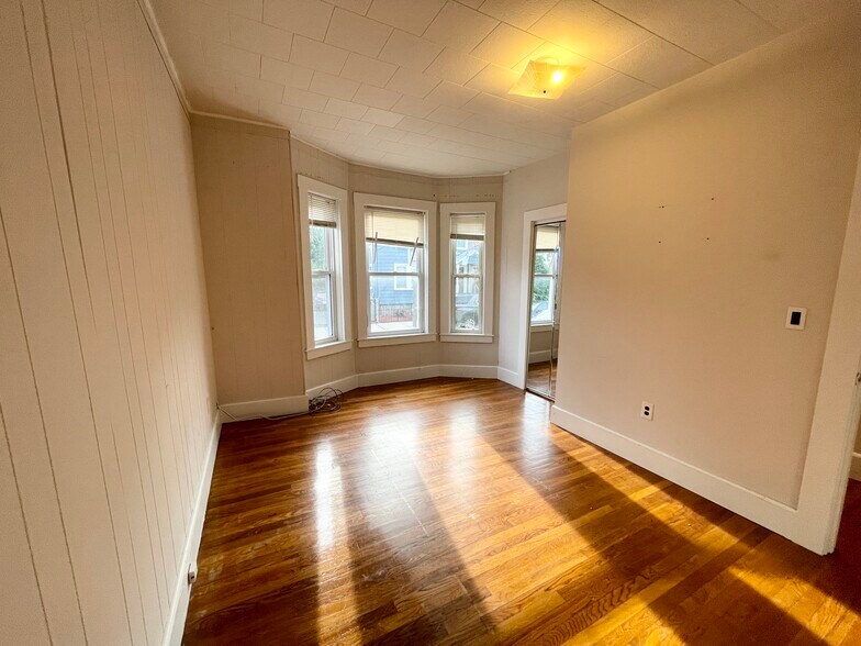 Building Photo - 122 Buttonwood St